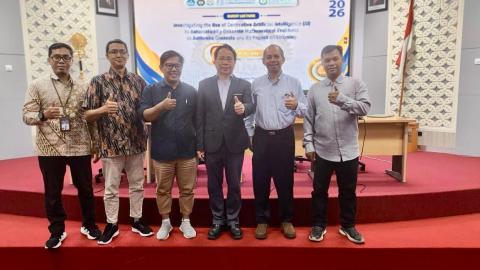 Mahasiswa dan Kaprodi S3 Ilmu Teknik bersama Prof Hwang